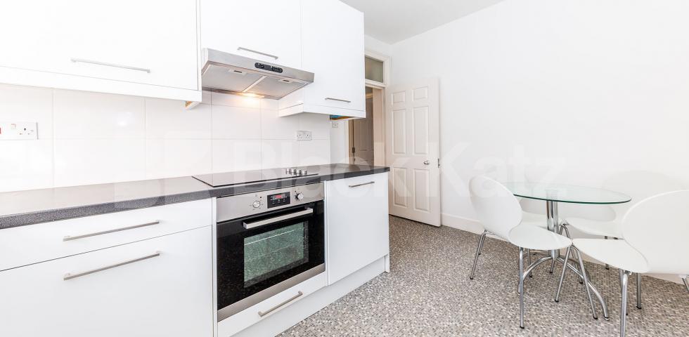 			TWO BED BY BOND STREET! , 2 Bedroom, 1 bath, 1 reception Flat			 Gilbert Street, Bond Street